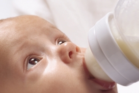 Baby drinkt van flesje