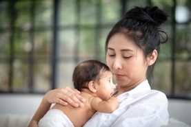 mama met newborn baby