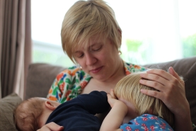 Mama Emmie geeft borstvoeding aan baby Tibo en peuter Louise
