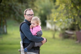 opvoedstress aanpakken_vader maakt wandeling met dochter in draagzak