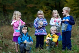6 kleuters in het groene gras