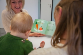 baby met mama verpleegkundige consultatiebureau vaste voeding
