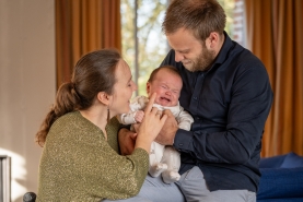 Papa en mama in rolstoel met huilende baby