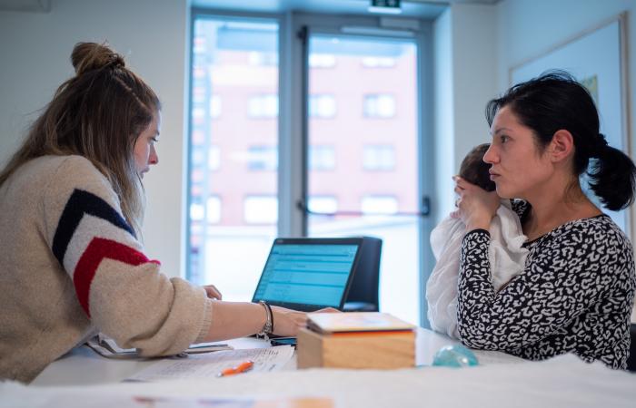 De verpleegkundige registreert de vaccinatiegegevens van een kind in haar laptop in het consultatiebureau