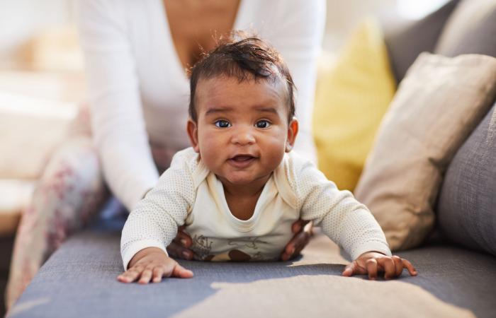 Een baby light buiten op zijn buik