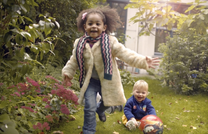 Jonge kinderen spelen in de tuin