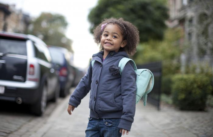 kind met boekentas naar school