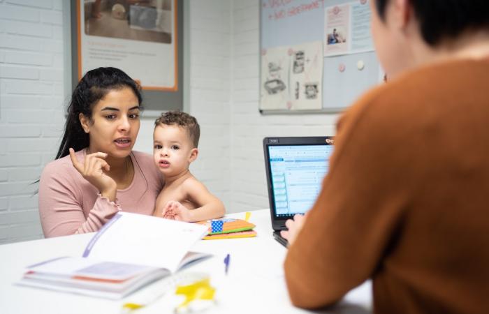 Mama met kind op afspraak in het consultatiebureau van Kind en Gezin