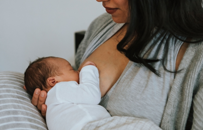 Mama legt baby aan borst aan, borstvoeding, aanleggen