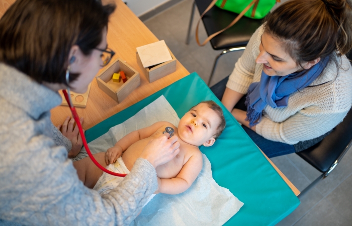 consultatiebureau-arts Kind en Gezin onderzoekt baby tijdens consult