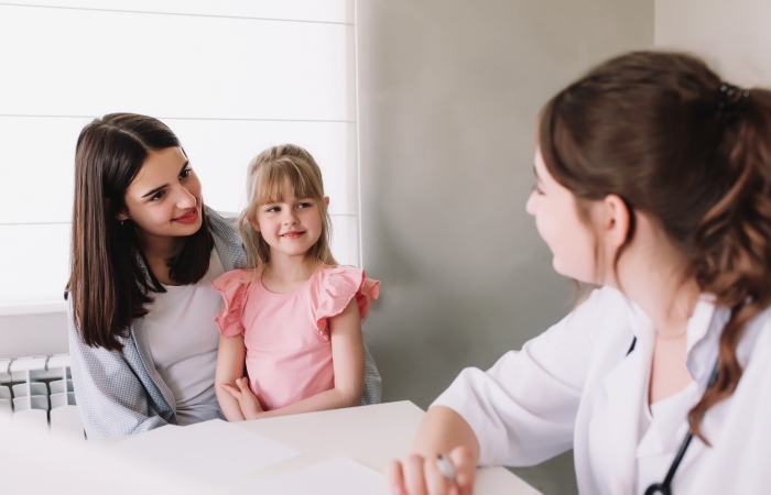 mama met kind bij arts zorgtoeslag