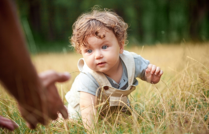 baby in de natuur