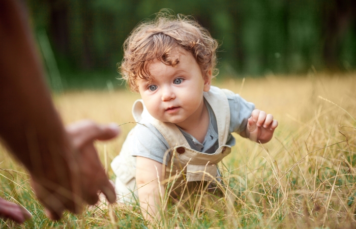 baby in de natuur