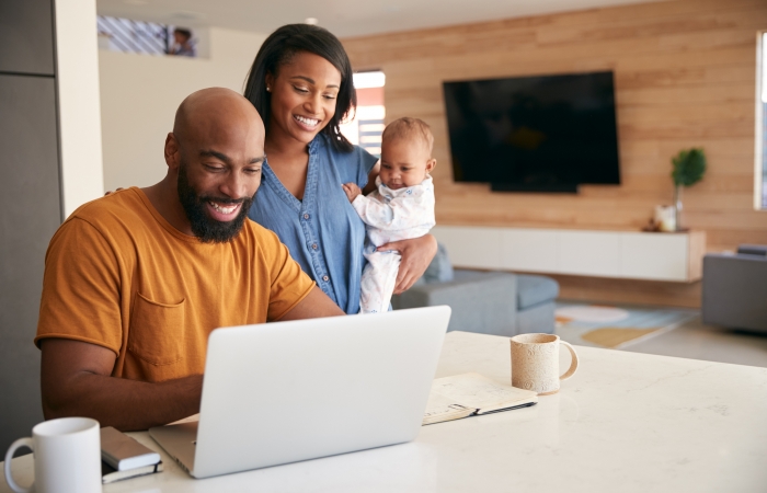 familie kijkt naar laptop