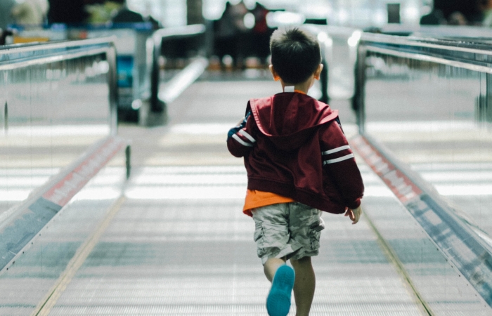 Jongen loopt door een luchthaven