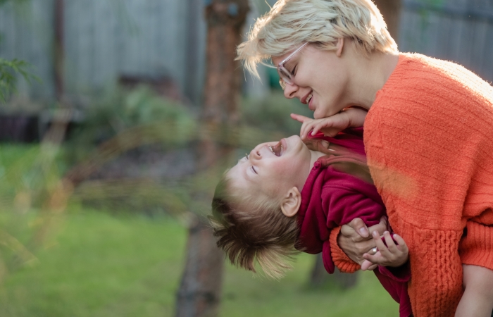 mama, peuter, spelen, lachen, getuigenis oogscreening