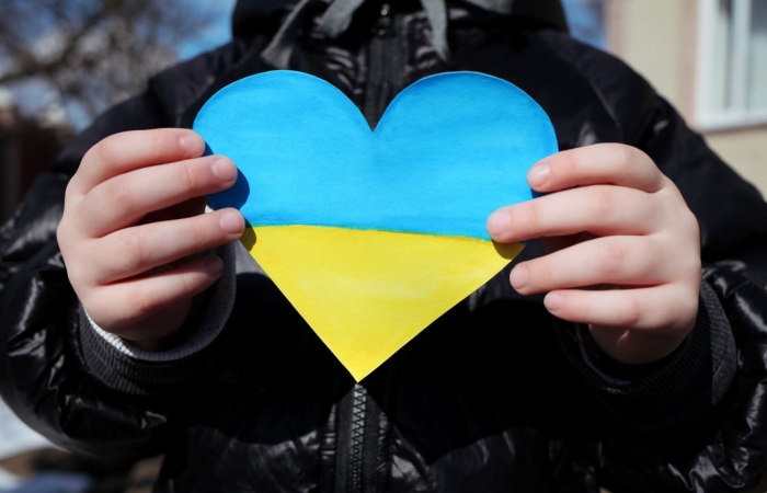 Kind houdt hart met Oekraïense vlag in handen