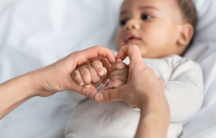 baby maakt hartvorm met handen
