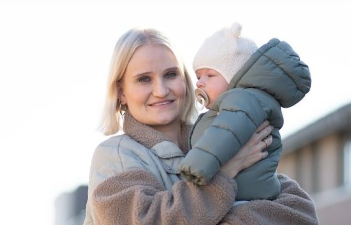 veilig op stap, mama houdt zoon vast, wandelen in de herfst of voorjaar, mama met kind op de arm