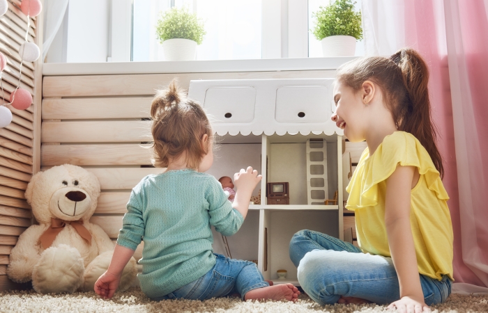  kinderen spelen met poppenhuis