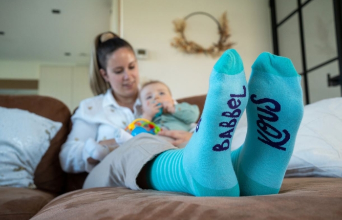 Babbelkousen - mama met baby aan het babbelen in de zetel
