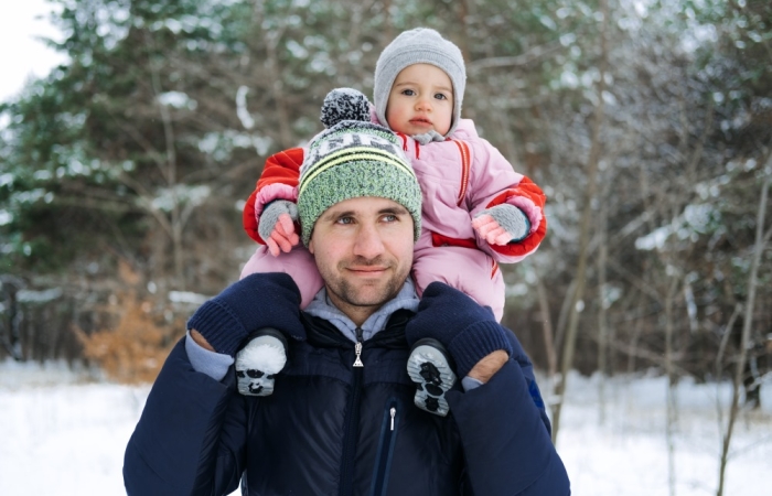 Papa wandelt met baby in sneeuw
