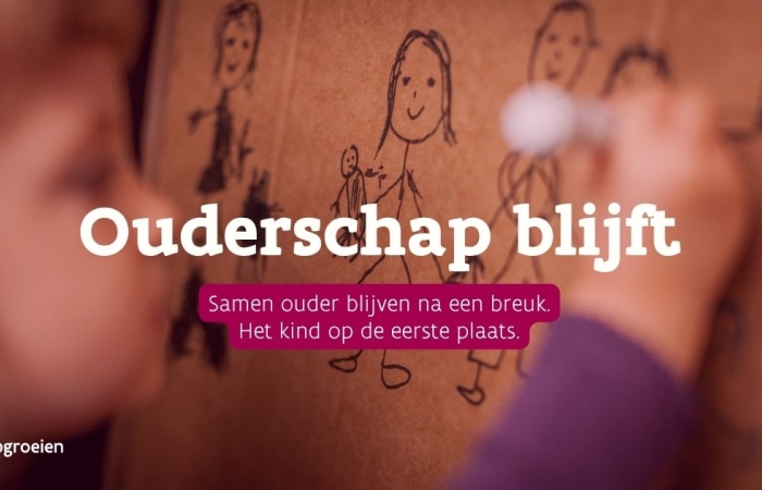 Banner ouderschap blijft - Kind maakt tekening gezin