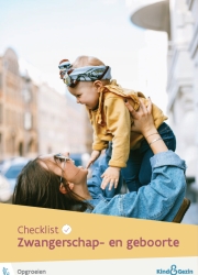 Coverafbeelding checklist Zwangerschap en geboorte, mama houdt baby in de lucht