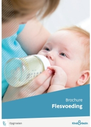 baby krijgt flesje