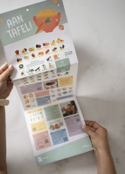 dame houdt wijzer vast omringd door potjes vaste voeding