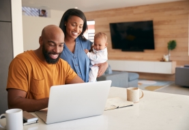 familie kijkt naar laptop