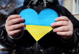 Kind houdt hart met Oekraïense vlag in handen