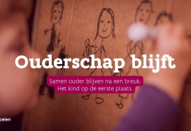 Banner ouderschap blijft - Kind maakt tekening gezin