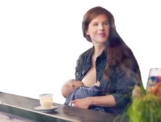 Uitgesneden foto van een jonge mama, mama geeft borstvoeding aan haar baby in het openbaar in een café