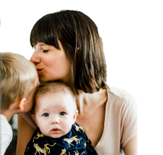 Kristien Wollants geeft haar kinderen een kus, mama knuffelt met gezin