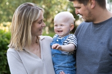 Kind met cochleaire implantaten speelt met ouders