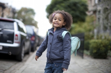 kind met boekentas naar school