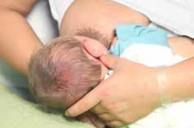 Leg je baby aan de borst als aanlegtechniek