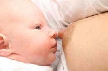Leg neusje baby tegenover je tepel als aanlegtechniek