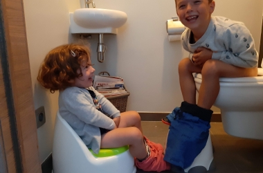 Zus en broer zitten op het toilet en het potje