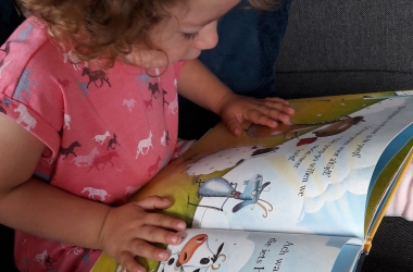 Mirte leest een boekje