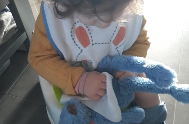 Mirte met knuffelkonijn