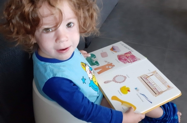 Mirte leest een boekje op het potje