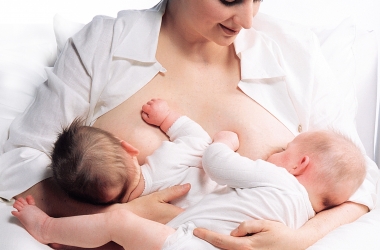 Borstvoedingshouding kruishouding tweeling