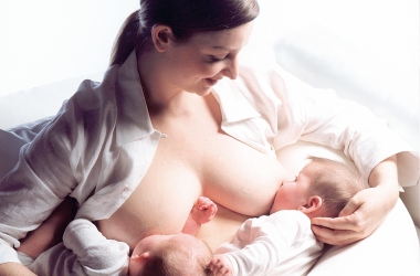 Borstvoedingshouding parallelhouding tweeling