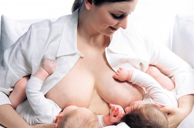 Borstvoedingshouding rugbyhouding tweeling