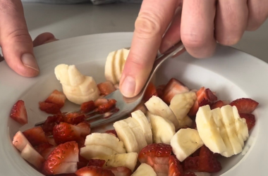 maak fruit fijn met een vork