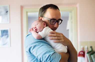 papa met baby