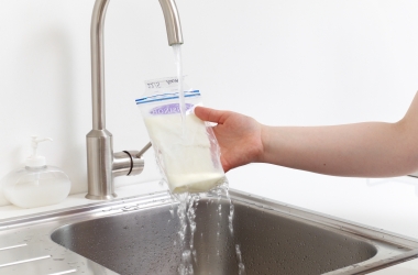 Bevroren moedermelk snel ontdooien onder lauwe waterstraal