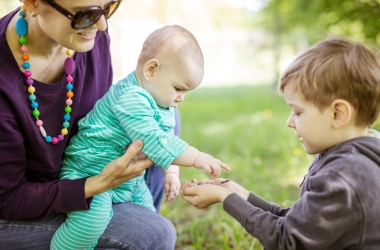 baby raakt insect aan